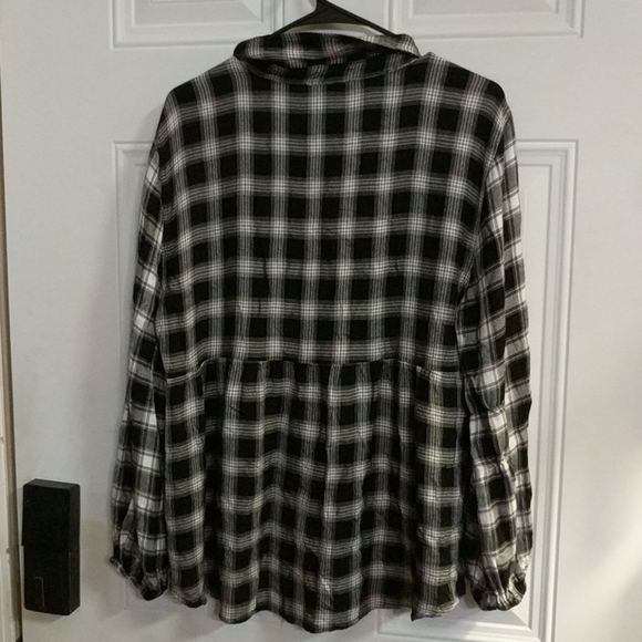 Aeropostale Black, White & Gray Plaid Shirt - Picture 2 of 5